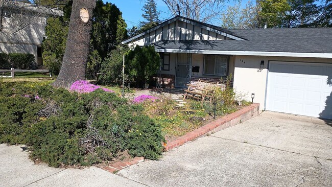 Foto del edificio - Los Gatos - Inviting Los Gatos Home with Classic Charm & Entertainer’s Backyard