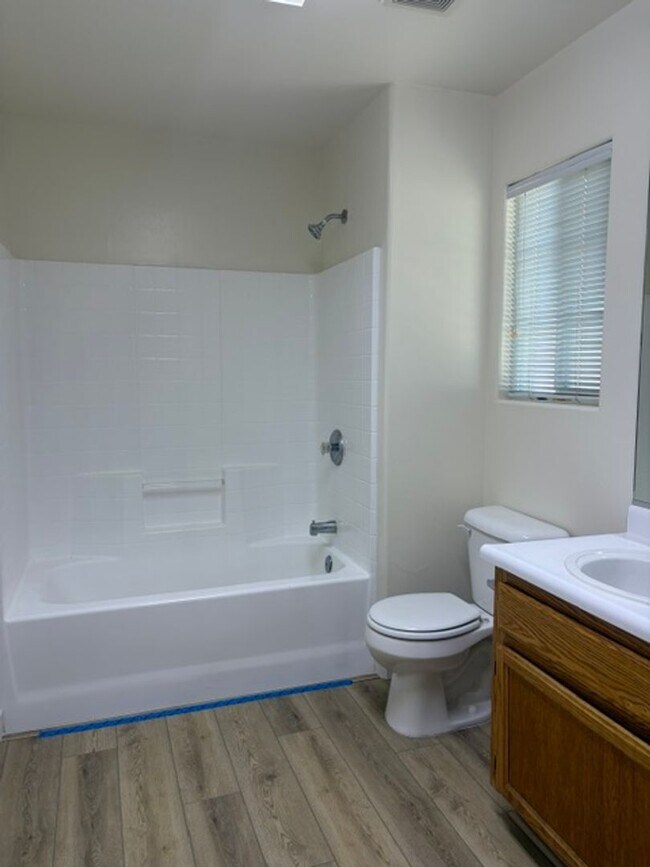 Foto del edificio - 054.1-  3811p  -631 Greenwood Meadow  Ln. -MG/JP