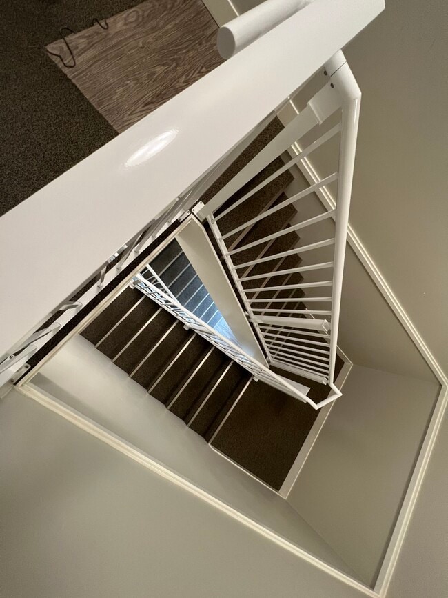 Building Photo - 1847 Dufferin Crescent