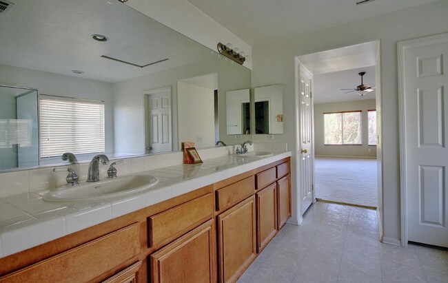 Foto del edificio - Stunning 3-Bedroom, 3-Bathroom Home for Re...