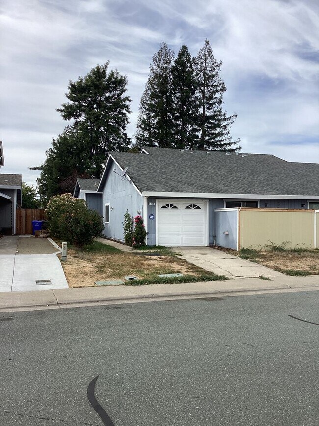 Foto del edificio - Great 2 BD 2 BA Home Near Elk Grove Florin...