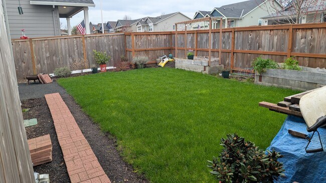 Side Yard - 643 NE Kerns Dr