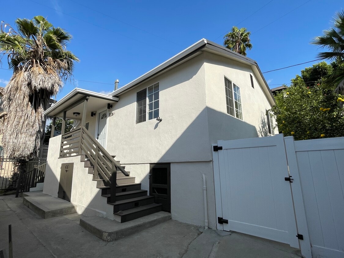 Primary Photo - 1236 N Evergreen Ave