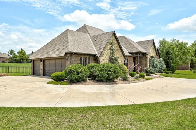 Building Photo - 22090 White Pine Cir