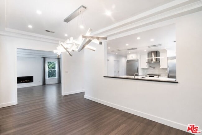 Building Photo - 616 N Formosa Ave