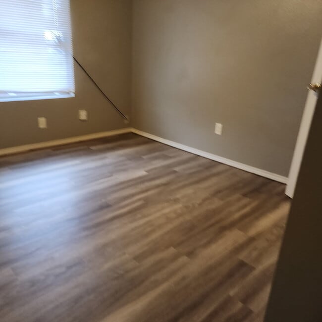Building Photo - Cute 2/1 with spacious living area.