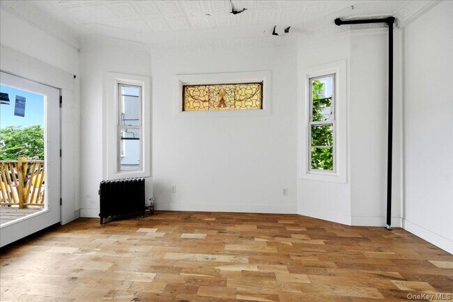 Foto del edificio - 301 Warburton Ave