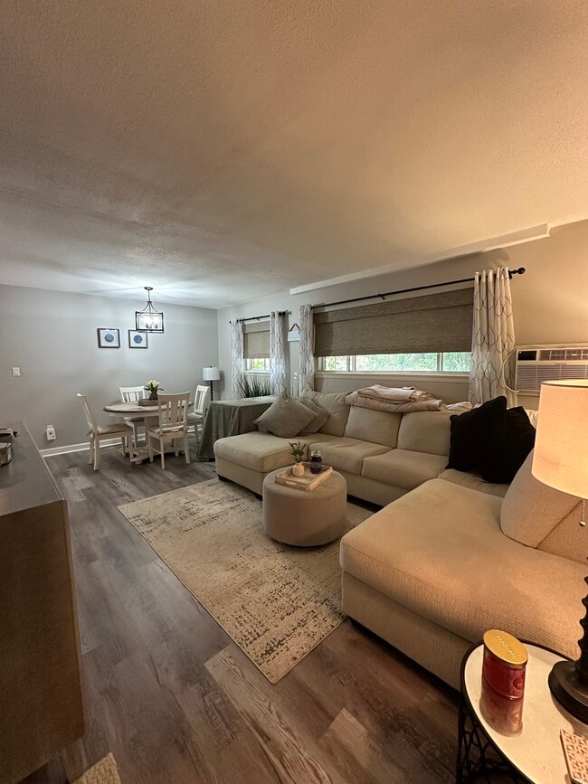 Building Photo - 10 Crescent Dr