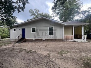 Building Photo - 160 Forest Ln