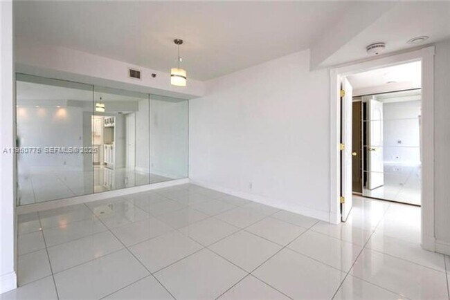 Foto del edificio - 1000 W Island Blvd