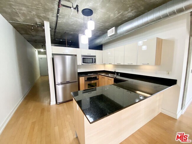 Foto del edificio - 645 W 9th St