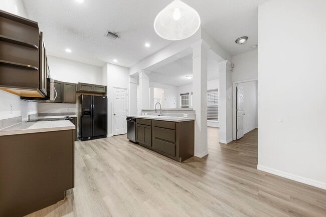 Building Photo - 834 Lake Evalyn Dr