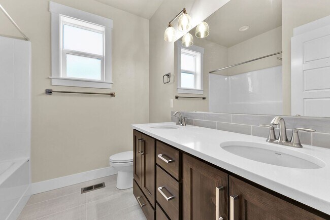Foto del edificio - Coming Soon! Newer Custom built home with lots of upgrades and community pool!!