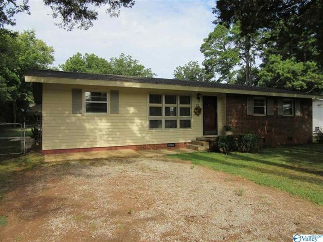 Foto principal - Newly remodeled 3 bedroom/2.5 bath brick h...