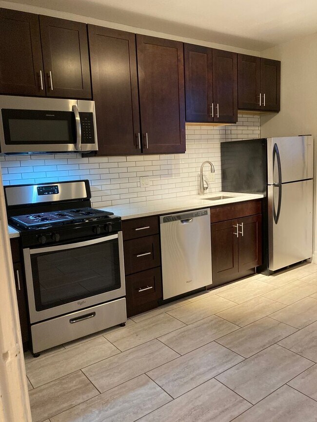 Building Photo - Historic Edgewater Deluxe One Bedroom