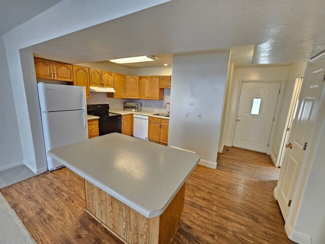 Building Photo - Spacious 3 Bd 2.5 Bath Townhouse in Bountiful