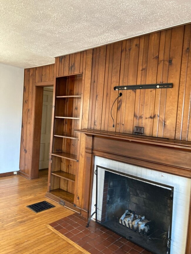 Building Photo - Charming two story 2 bedroom home- Updated pictures coming soon.