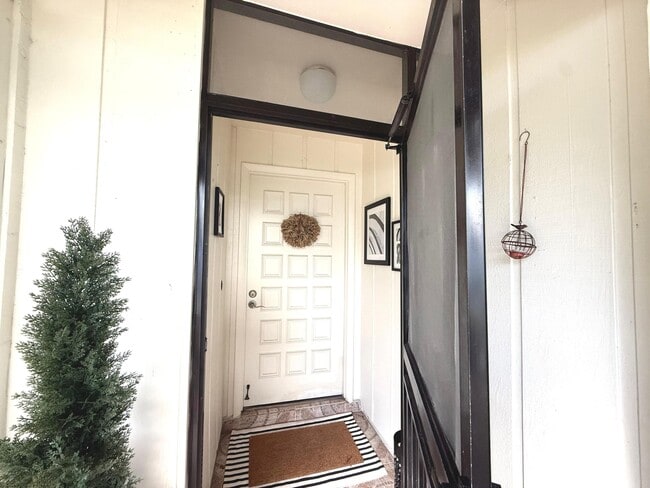 Building Photo - 15860 Laurel Oak Cir
