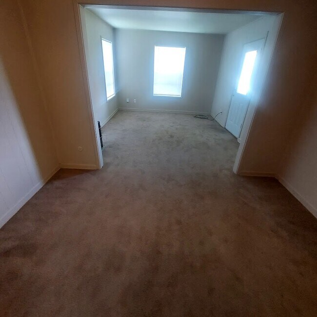 Vista trasera: comedor con vista a la cocina. - 4824 Carmen St