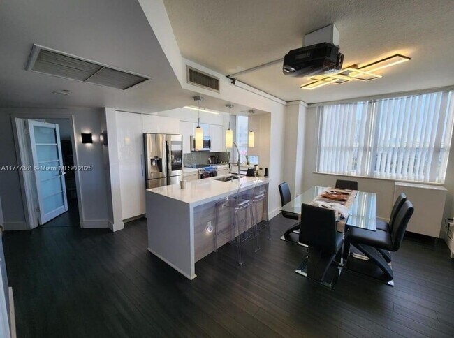 Foto del edificio - 19501 W Country Club Dr