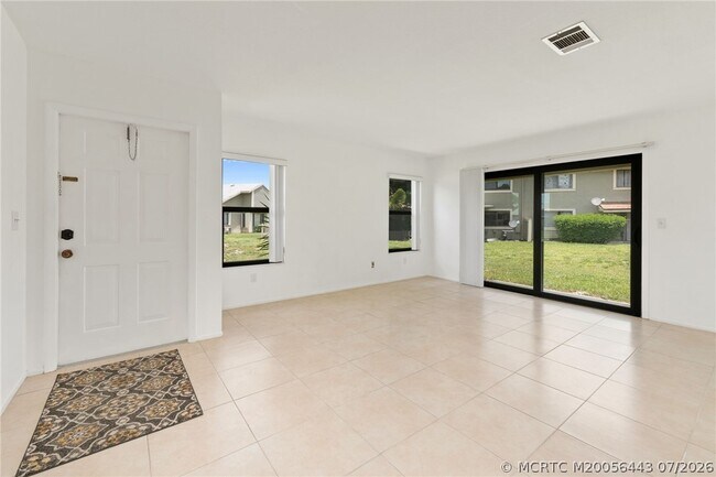 Building Photo - 1496 SE Colchester Cir