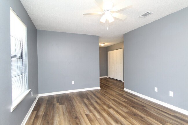 Foto del edificio - Updated 2BD/2BA Apartment in North Pensaco...