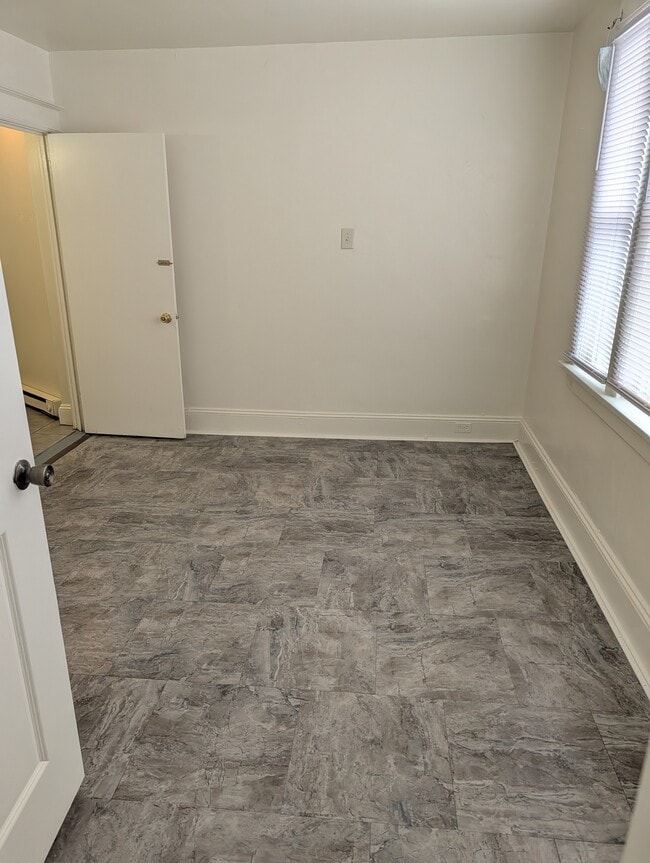 Building Photo - 560 Clinton Ct