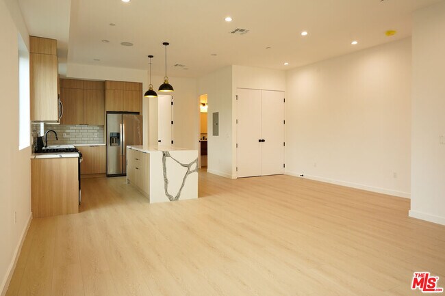 Building Photo - 13843 Burbank Blvd