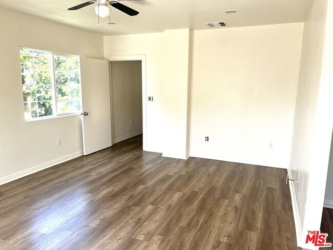 Foto del edificio - 1256 W 25th St