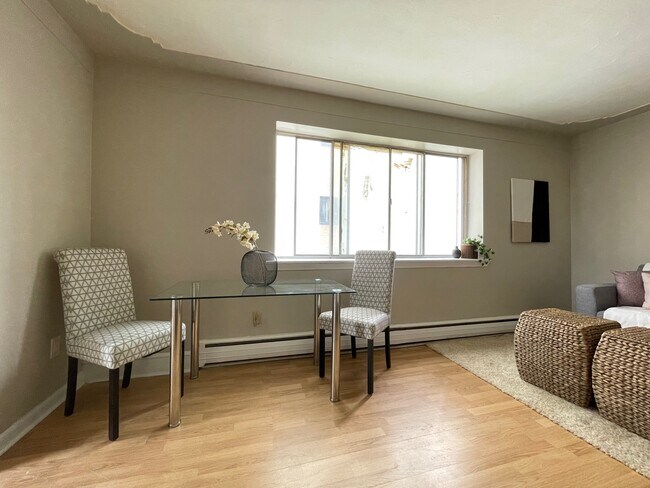 Photo du bâtiment - Spacious Private Bachelor Close to Locke St!