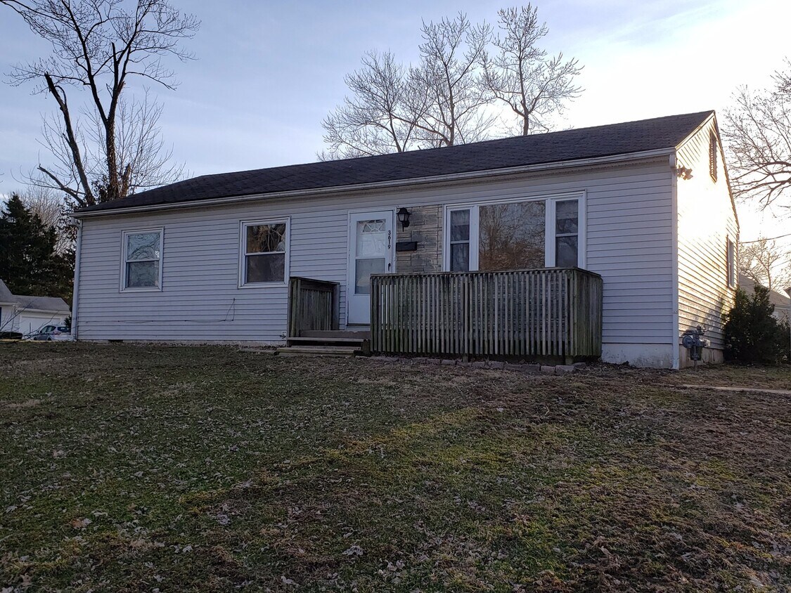 Primary Photo - Nice 4 Bed 1.5 Bath Home in KCMO-Available...