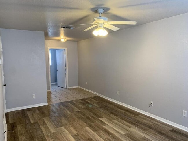 Foto del edificio - 2807 Cantabrian Dr