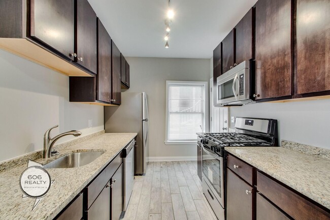 Foto del edificio - Beautiful Rehabbed Hyde Park Apartments!
