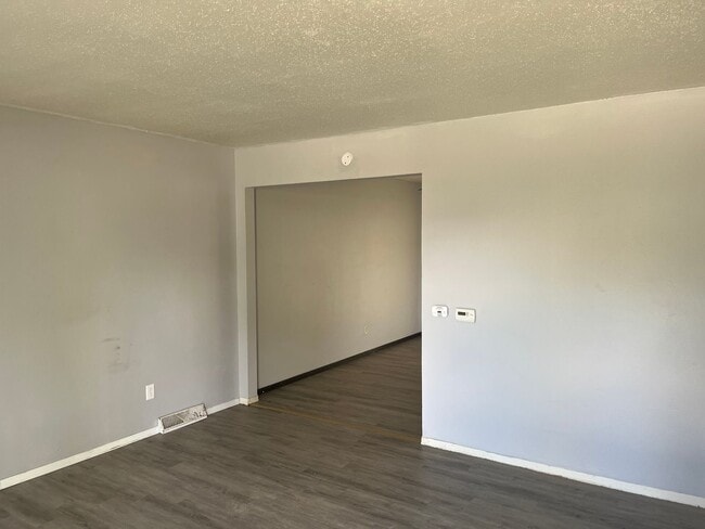 Building Photo - 3 Bedroom Duplex in Davenport Great Price