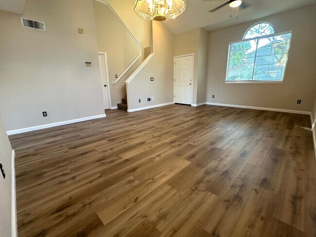 Foto del edificio - Spacious 4 Bedroom Corner Lot in Brentwood!