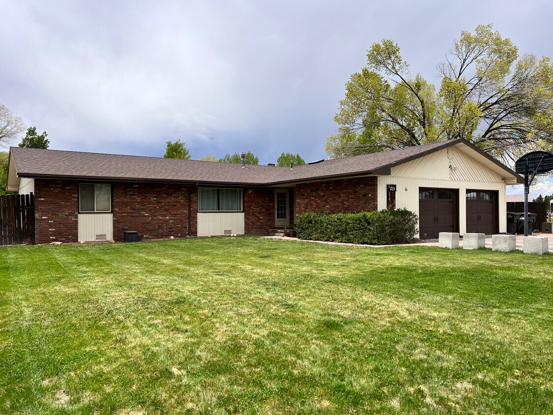 Primary Photo - 715 Plachy Dr