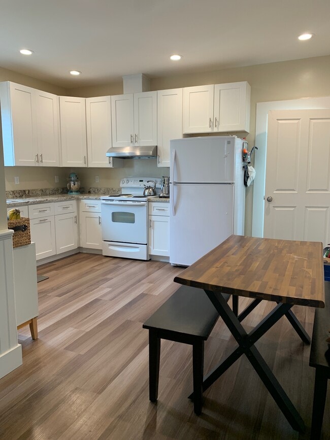 257 Van Buren St Unit E, Monterey, CA 93940 Apartments in Monterey