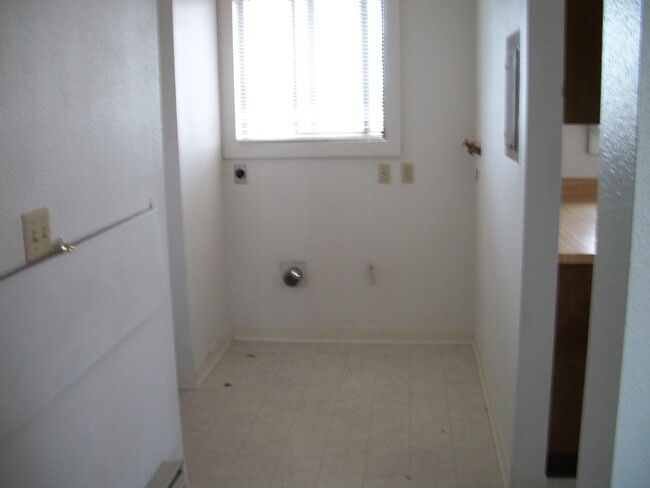 Foto del edificio - 2 Bedroom 1 Bath Duplex - NEW LOW PRICE