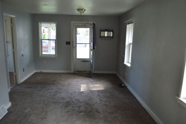 Building Photo - FOR RENT: 2 Bedroom house