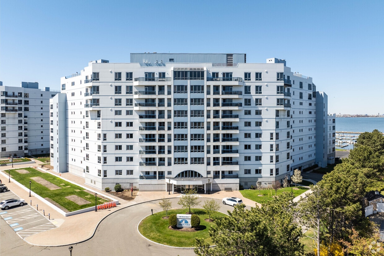 1001-2001 Marina Drive is located in the Marina Bay submarket in Quincy. - Marina Point