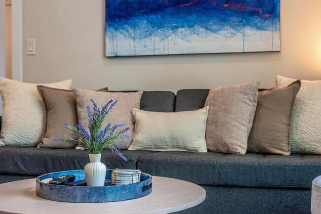 Building Photo - 901-907 7 St N