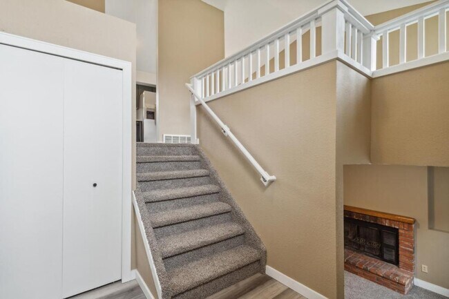 Foto del edificio - 5245 Mule Deer Dr