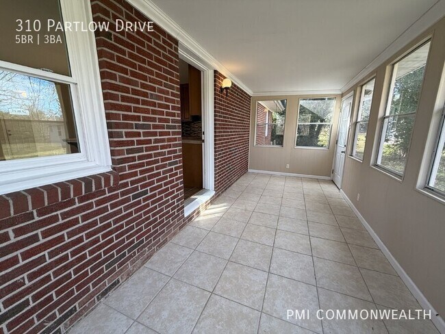 Foto del edificio - 310 Partlow Dr