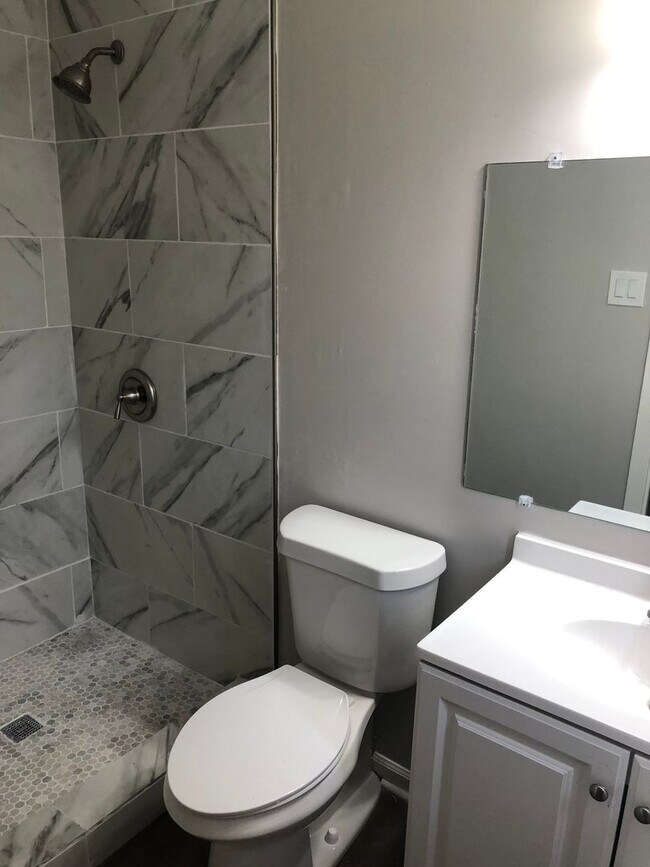 Building Photo - *250 Off First Month's Rent Move In Specia...