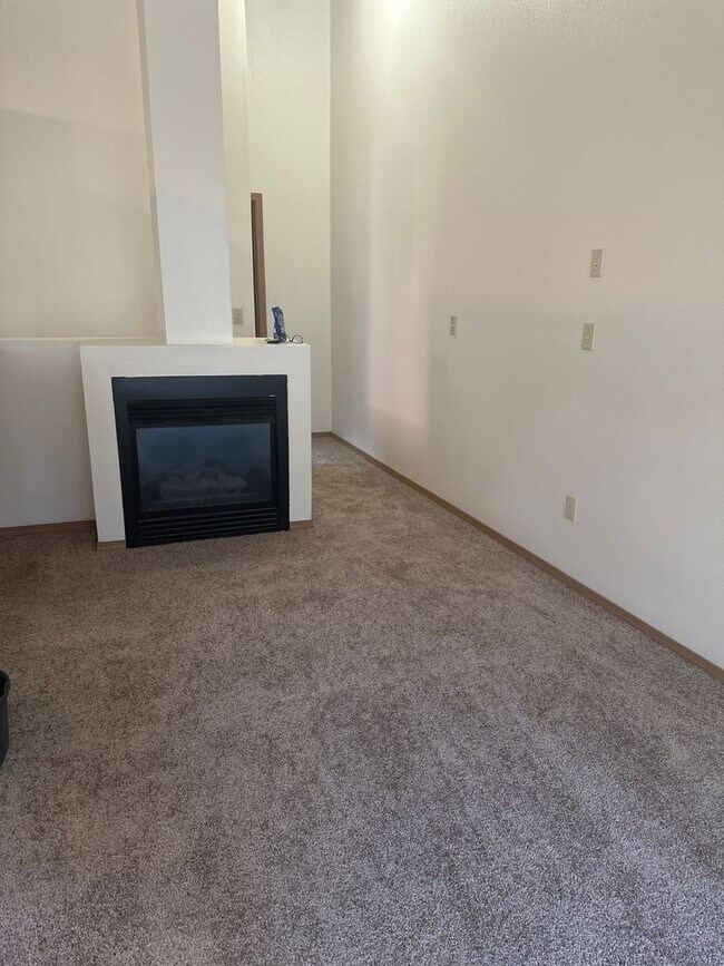 Foto del edificio - Townhouse Close to COCC! All Appliances, W/D Hook-up, Attached Garage, Water/Sewer paid!