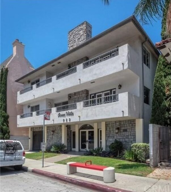 The building - 923 E Ocean Blvd