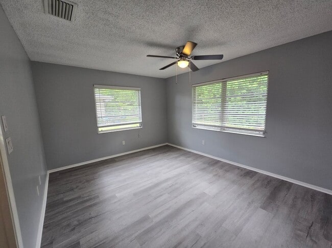Building Photo - 7056 W Country Club Dr N