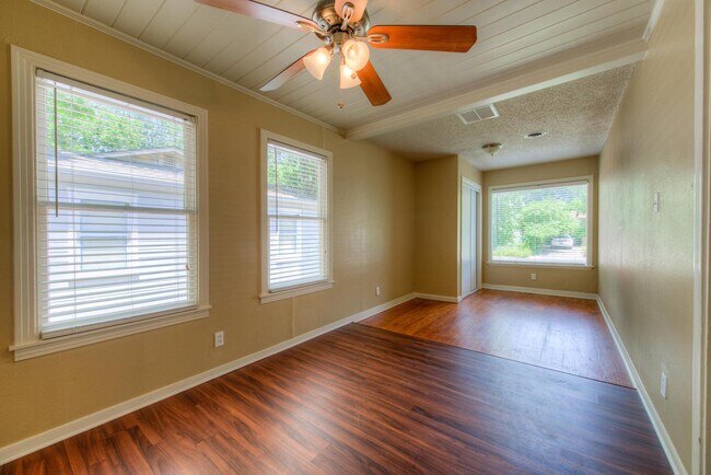 Foto del edificio - UT PRE-LEASE: 4 bed/2 bath North Campus ho...