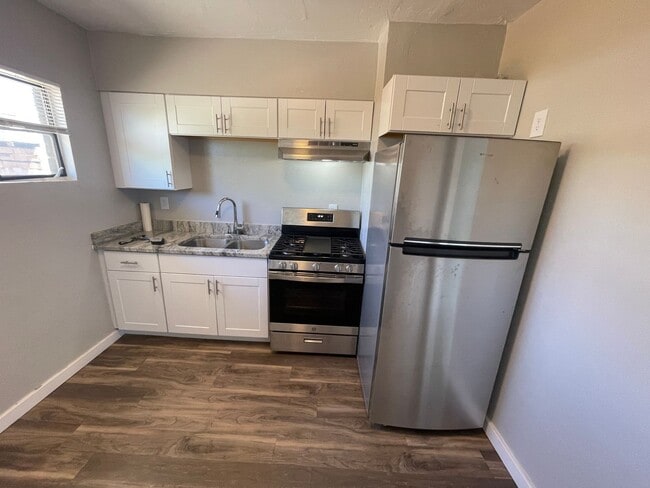 Foto del edificio - Remodeled Two Bedroom, End Unit with A/C and Large Fenced Yard at La Terraza!!