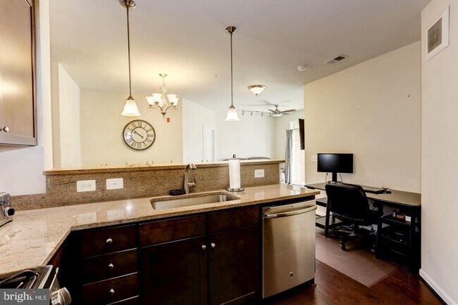 Foto del edificio - 3750 Clara Downey Ave